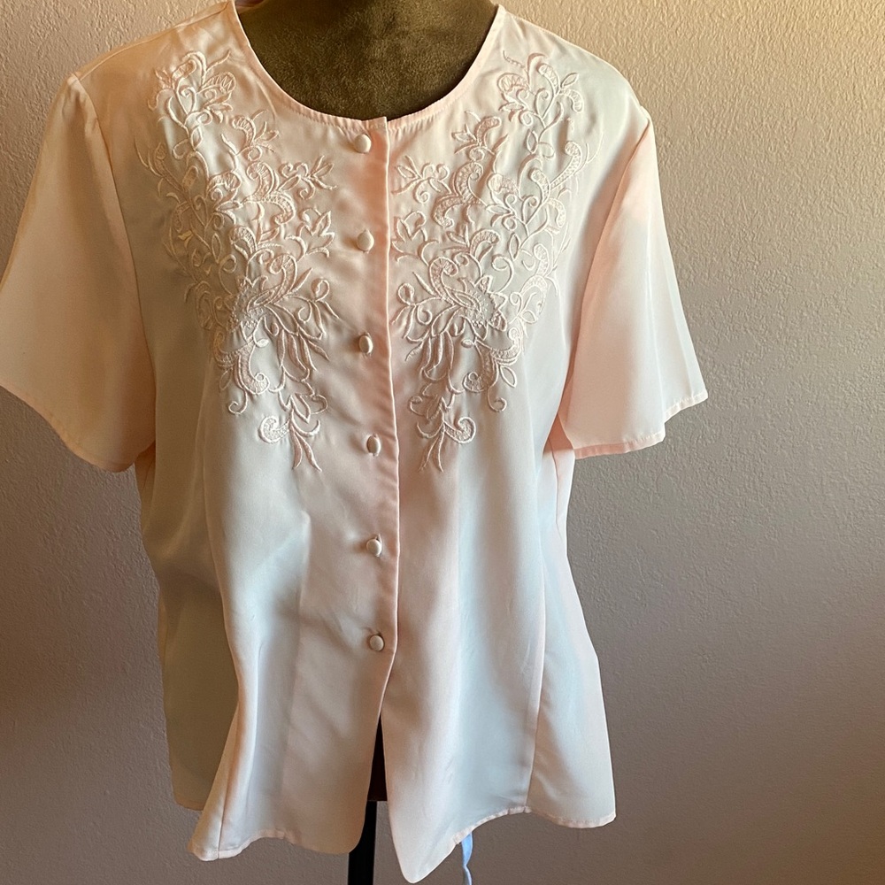JACLYN SMITH Chic Blush Embroidered Blouse